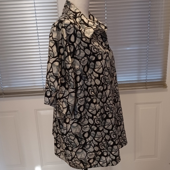 4/$80 Silver & Black Fitted Blouse - Size 20 (Fitted) - Picture 3 of 9